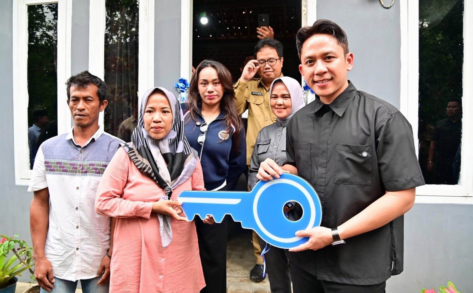 Bupati Lampung Selatan Radityo Egi Pratama menyerahkan Rumah Layak Huni Program Genting kepada dua keluarga berisiko stunting di Kecamatan Natar IMG 20251231 WA0010