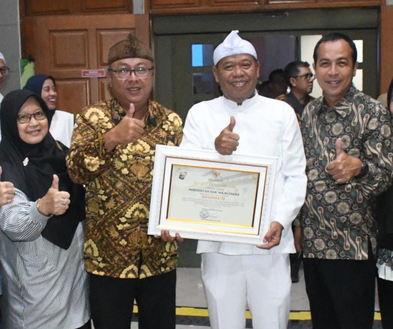 Pemkab Majalengka meraih predikat tertinggi “Informatif” pada Anugerah Keterbukaan Informasi Publik 2025 dari Komisi Informasi Jawa Barat.