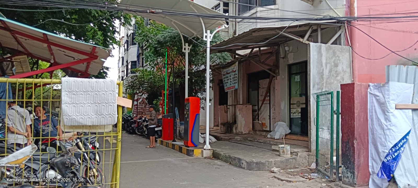IMG 20251128 150854 Kondisi gedung yang belum layak keselamatan, kebijakan parkir justru tampak lebih cepat dikelola dibanding penyelamatan jiwa.