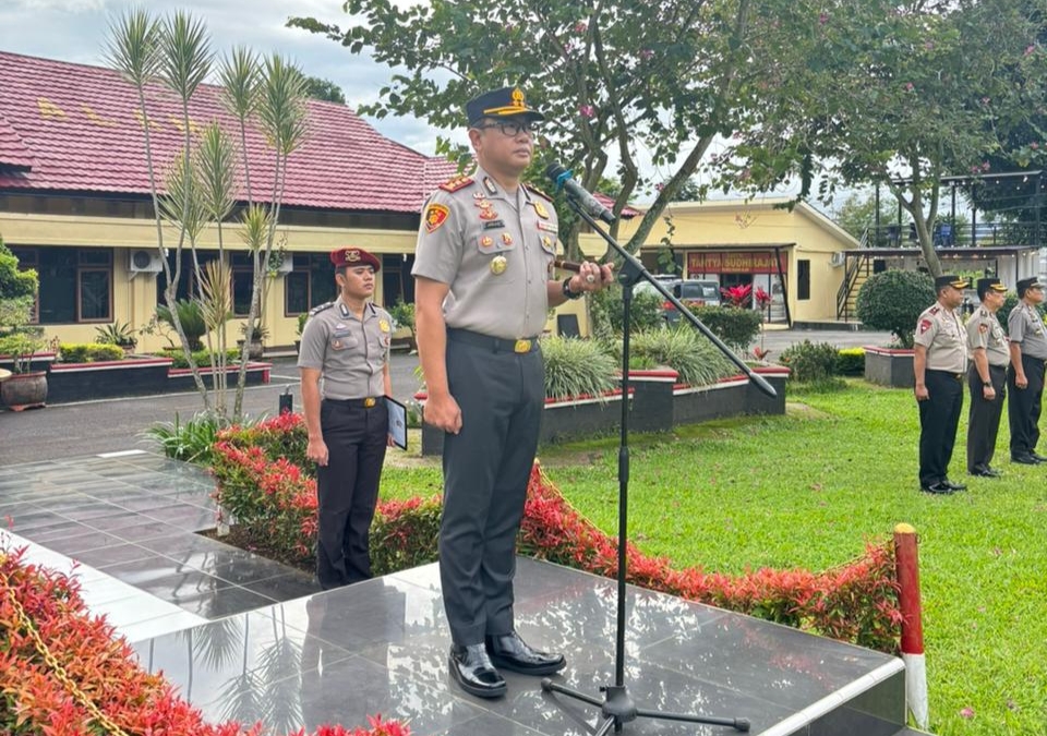 Apel Pagi Personel dipimpin langsung oleh Kapolres Pagar Alam AKBP Januar Kencana Setia Persada, S.I.K, Senin (15/12/2025).