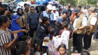 PTPN IV PalmCo menyalurkan bantuan pendidikan dan logistik bagi anak-anak serta warga terdampak banjir di Langkat