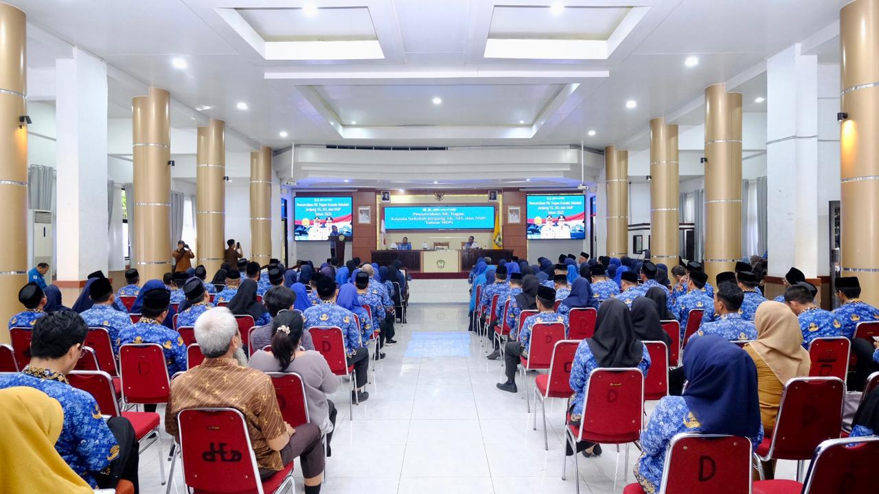 Pemkab Gowa menyerahkan SK Penugasan Kepala Sekolah di Baruga Karaeng Galesong, Kantor Bupati Gowa, Senin (1/12).