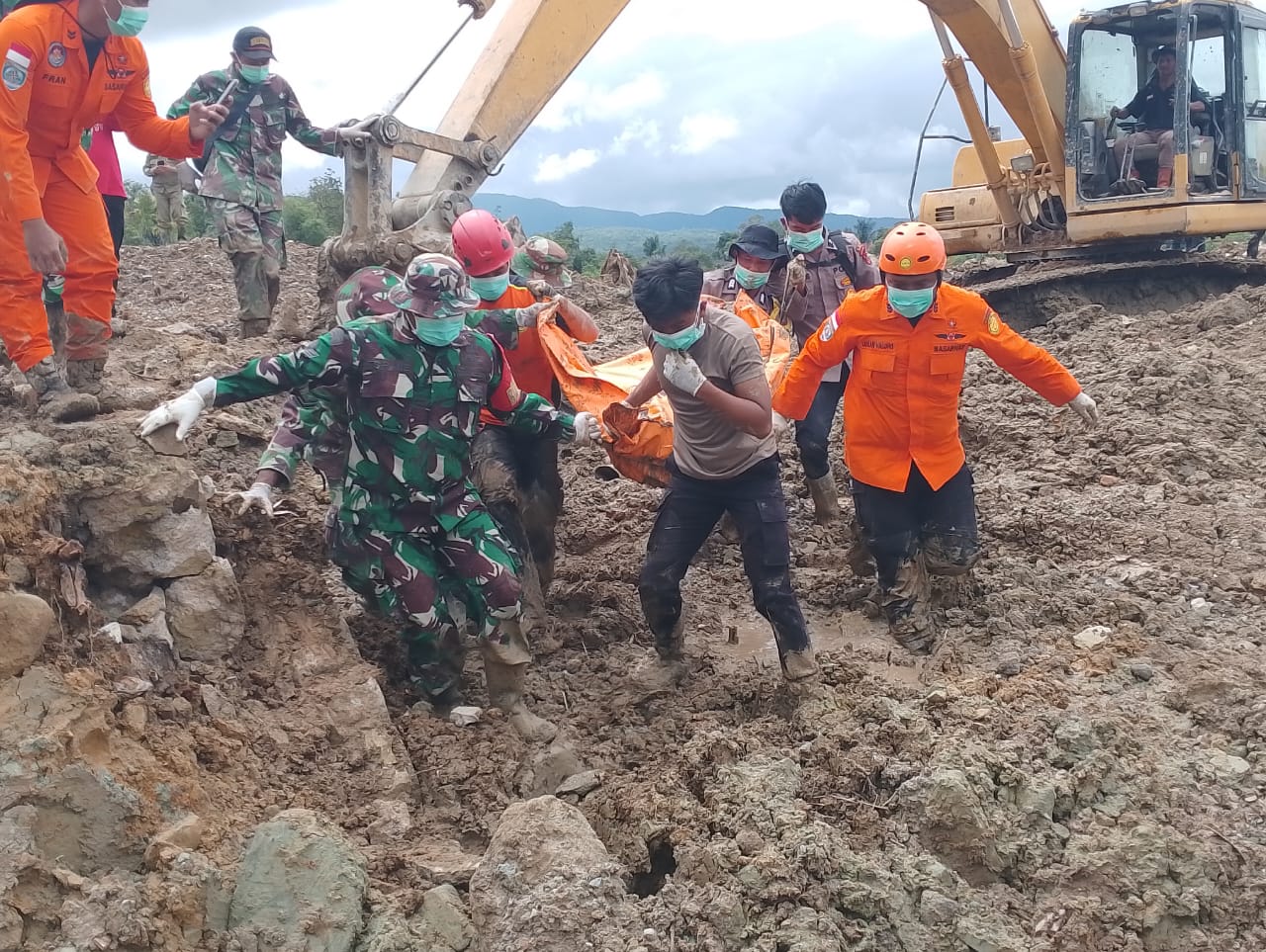 Tim gabungan kembali menemukan satu korban longsor di Pakkat, Humbahas.