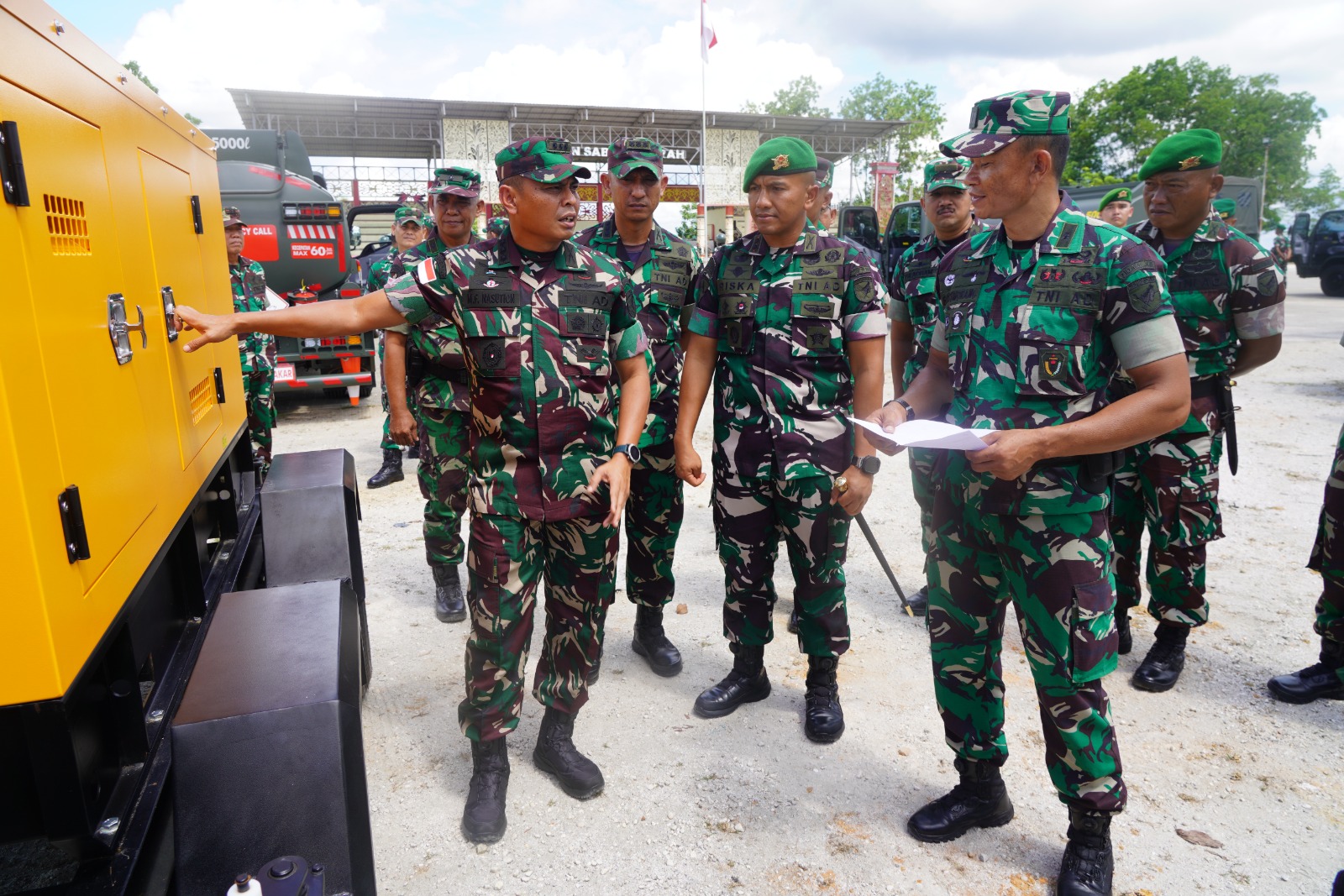 Kemenhan RI menyerahkan material dukungan untuk Yonif TP 833/BD melalui Pangdam XII/Tanjungpura di Sanggau