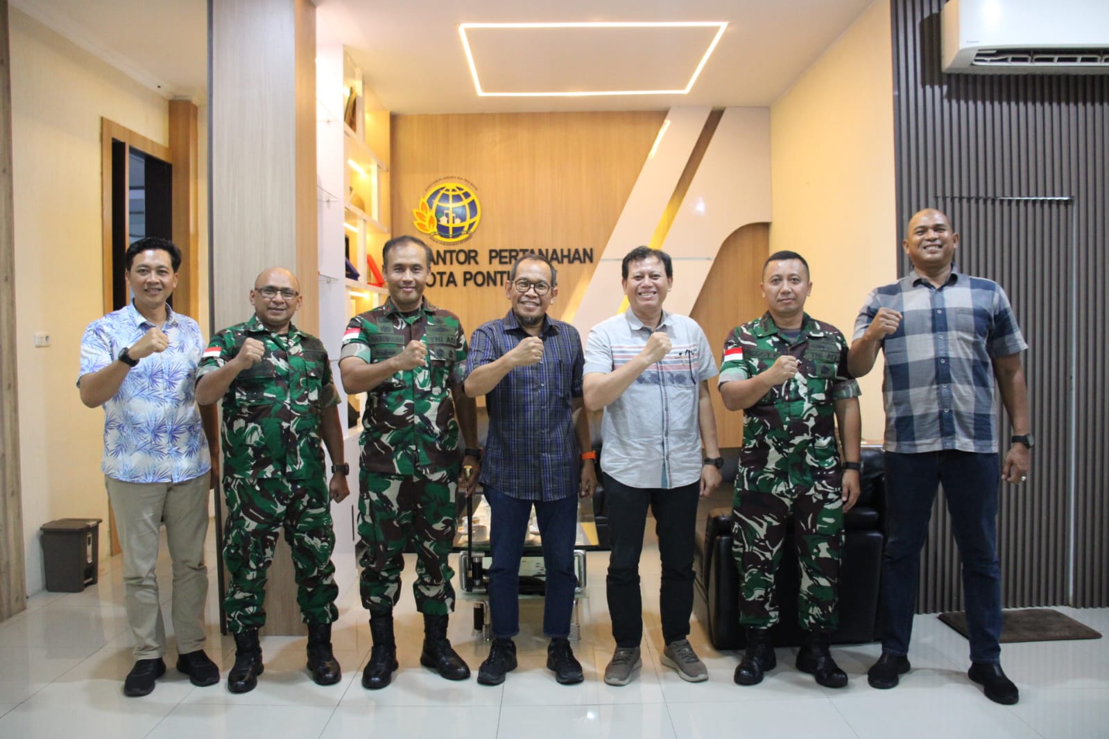 Komandan Korem 121/Abw, Brigjen TNI Purnomosidi, S.I.P., M.A.P., M.Han., bersama para Kasi Korem 121/Abw melakukan kunjungan silaturahmi ke ATR/BPN Kantor Pertanahan Kota Pontianak pada Jumat (28/11/2025).