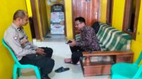 Aipda Zaenal, Bhabinkamtibmas Polsek Sukahaji, menjalin komunikasi aktif dengan warga