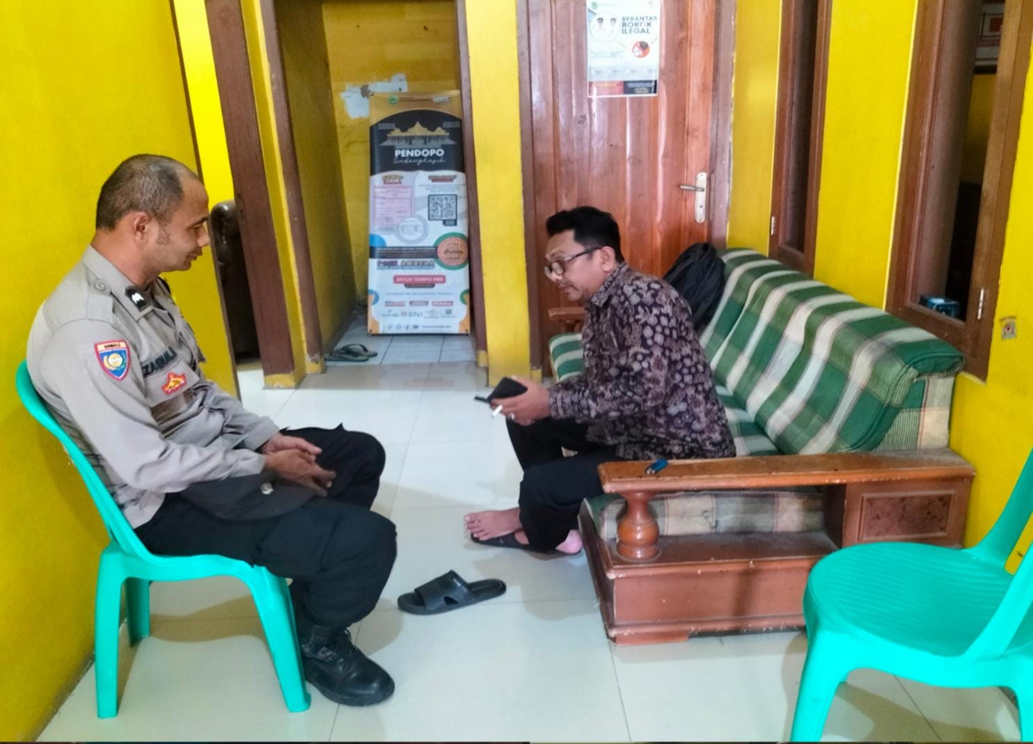 Aipda Zaenal, Bhabinkamtibmas Polsek Sukahaji, menjalin komunikasi aktif dengan warga