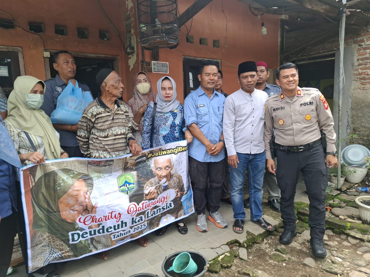 Kapolsek Jatiwangi dan Forkopimcam menyalurkan 20 paket sembako dan kadeudeuh kepada lansia di Desa Ciborelang dan Cicadas sebagai bentuk kepedulian sosial.