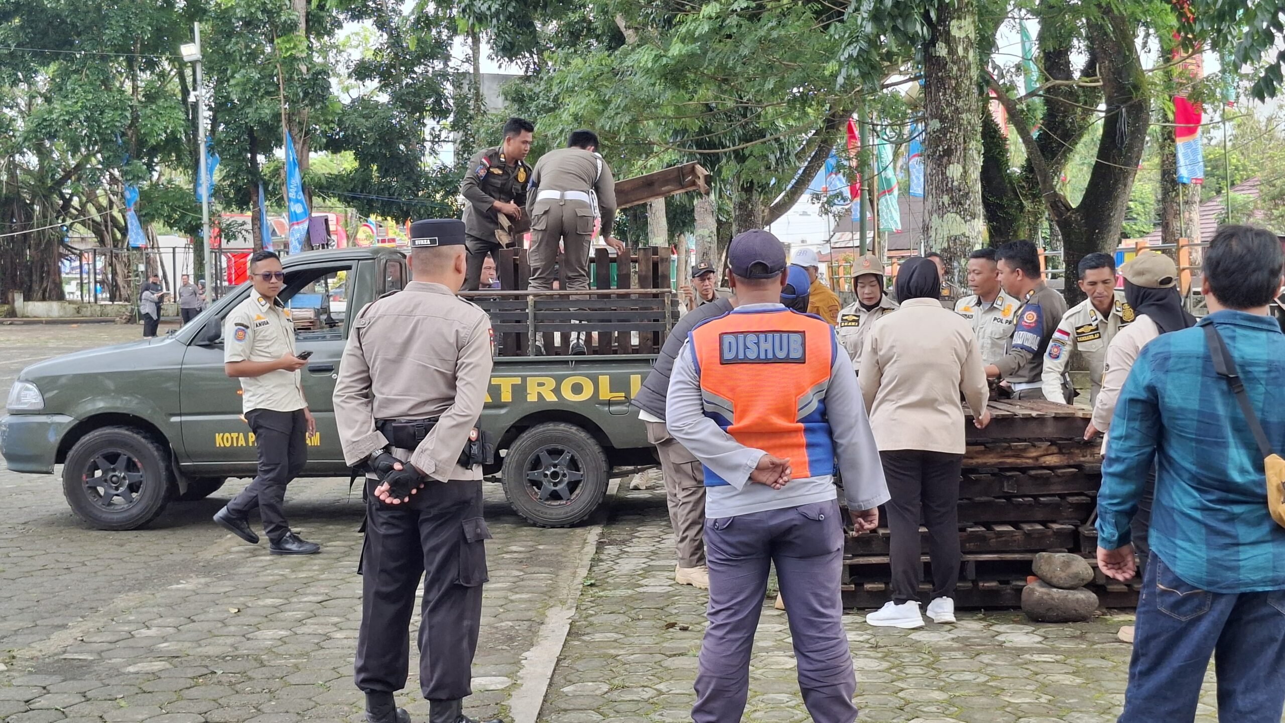 Polres Pagar Alam bersama TNI, Satpol PP, dan Dishub menertibkan Alun-Alun Utara untuk menciptakan kota yang rapi dan menyambut Dempo Run 2025.