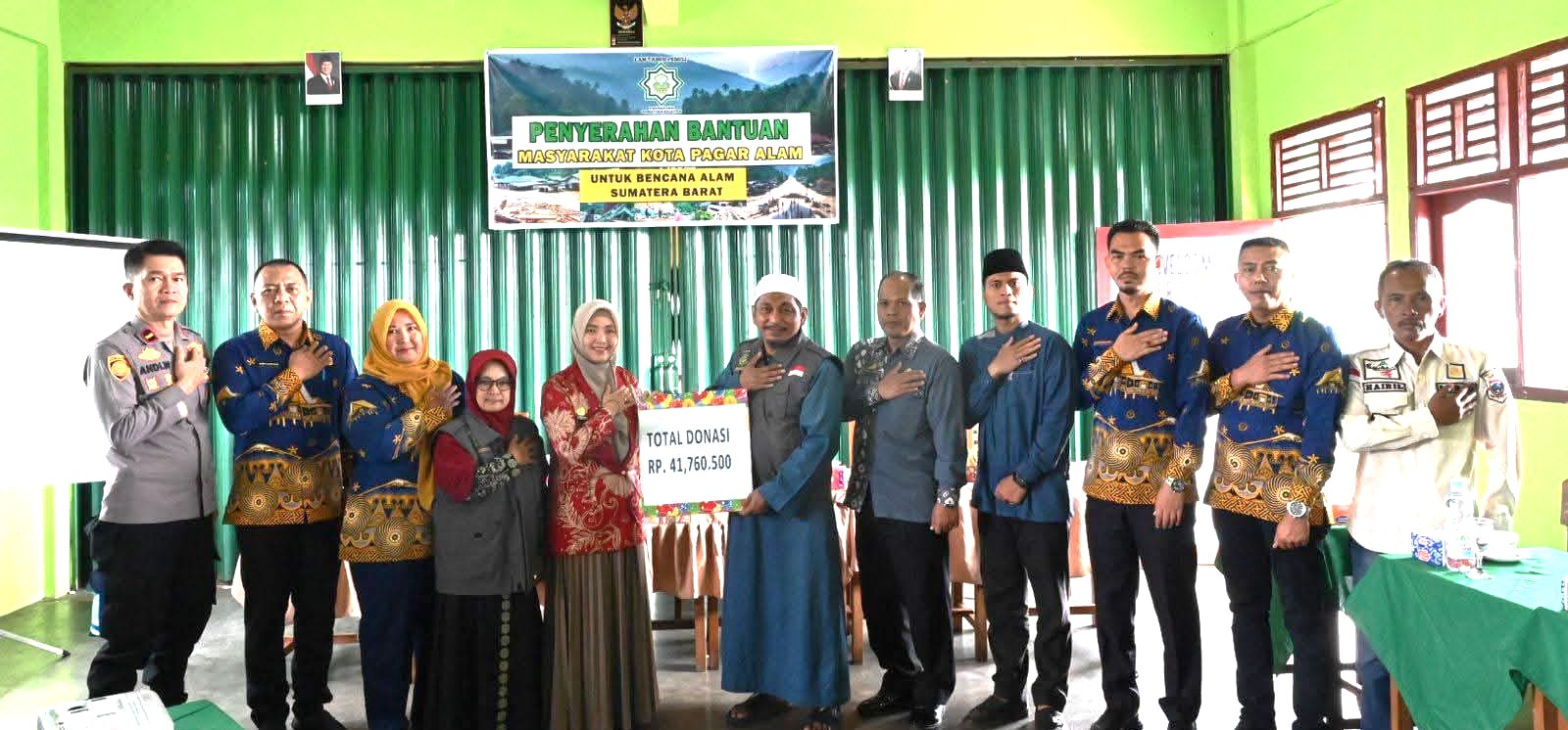 Wakil Wali Kota Hj. Bertha melepas tim relawan Lantabur Peduli dari Pagar Alam yang membawa bantuan untuk korban banjir dan longsor di Sumatera Barat