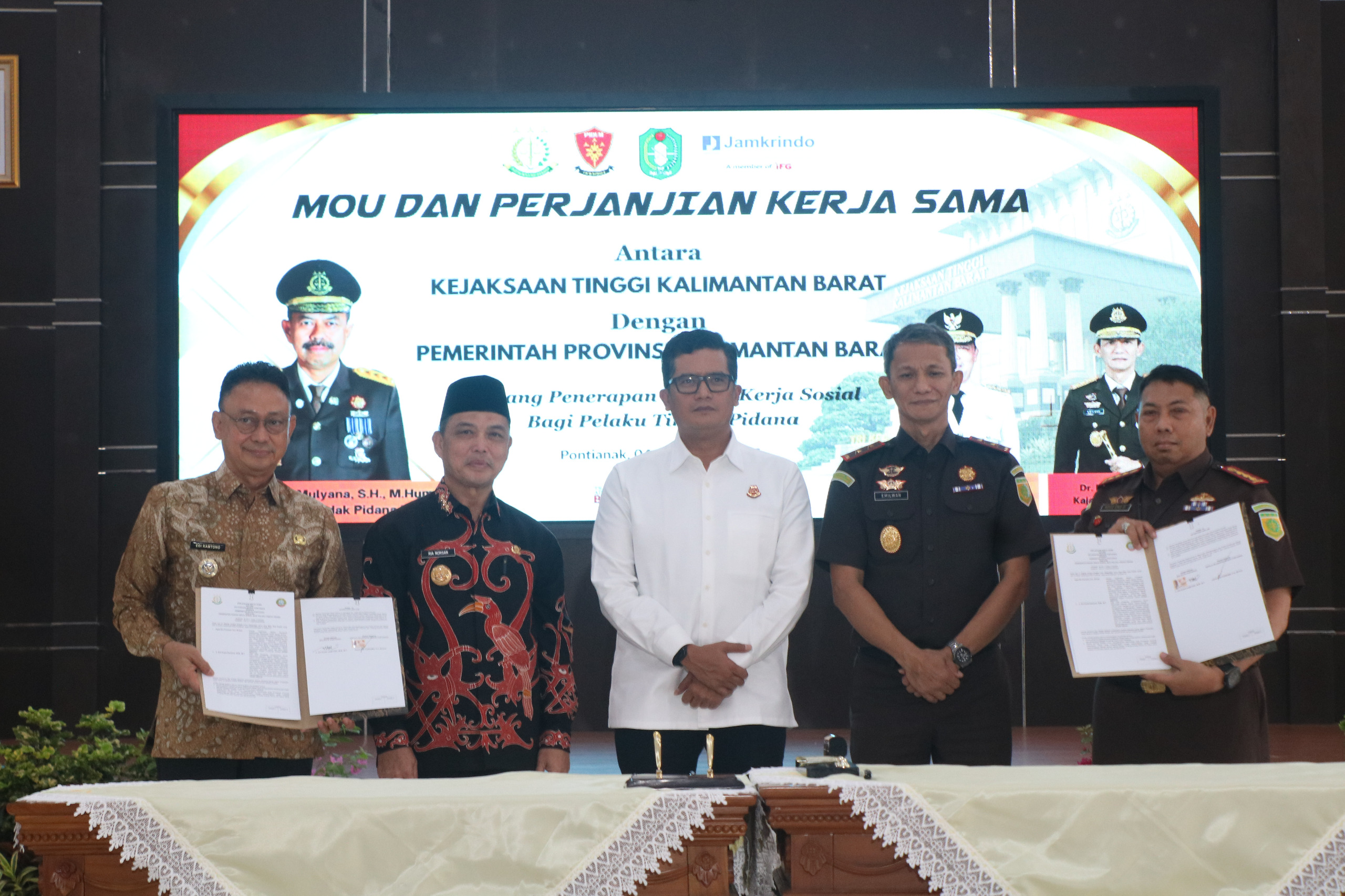 Kejati Kalbar dan Pemprov Kalbar menandatangani MoU dan PKS penerapan pidana kerja sosial sebagai implementasi KUHP Nasional 2023