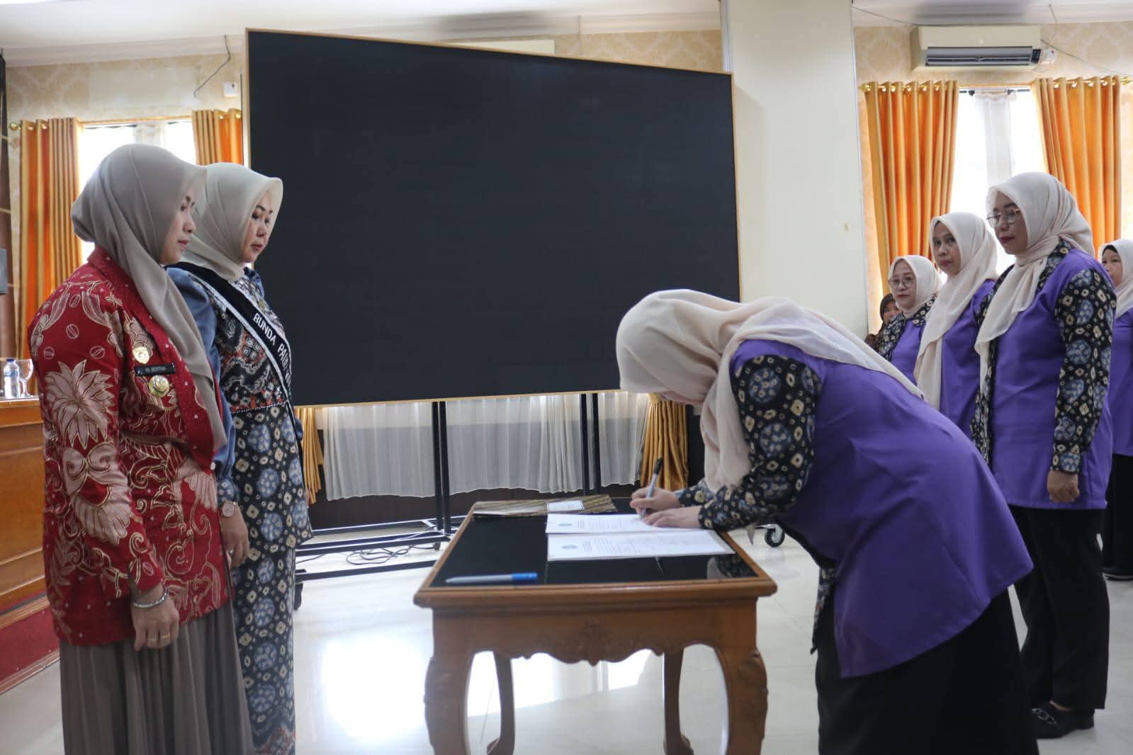 Bunda PAUD Kota Pagar Alam, Hera Parianti Ludi, mengukuhkan Ketua dan Pengurus Pokja Bunda PAUD periode 2025–2029