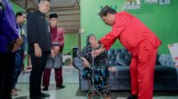 Wali Kota Pangkalpinang Prof Saparudin, menyerahkan bantuan alat bantu kesehatan kepada dua lansia di Kelurahan Masjid Jamik, Kamis (4/12/2025)