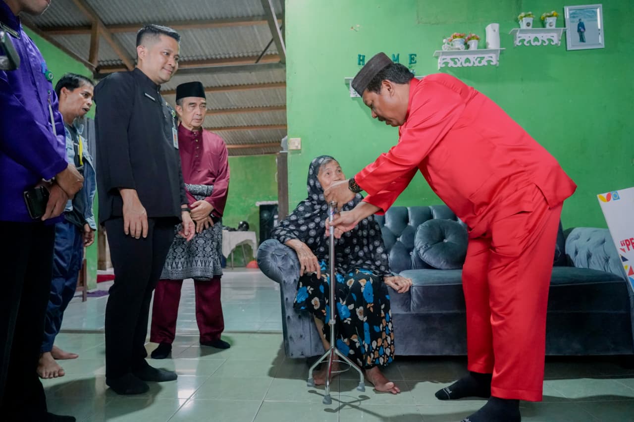 Wali Kota Pangkalpinang Prof Saparudin, menyerahkan bantuan alat bantu kesehatan kepada dua lansia di Kelurahan Masjid Jamik, Kamis (4/12/2025)
