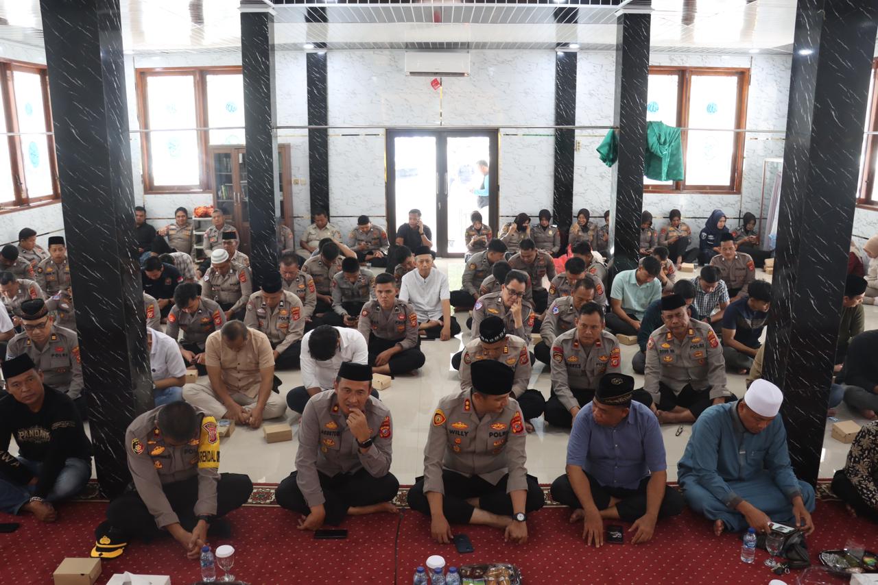 Polres Majalengka menggelar doa bersama lintas agama sebagai wujud kepedulian kepada korban bencana di Aceh, Sumut, dan Sumbar