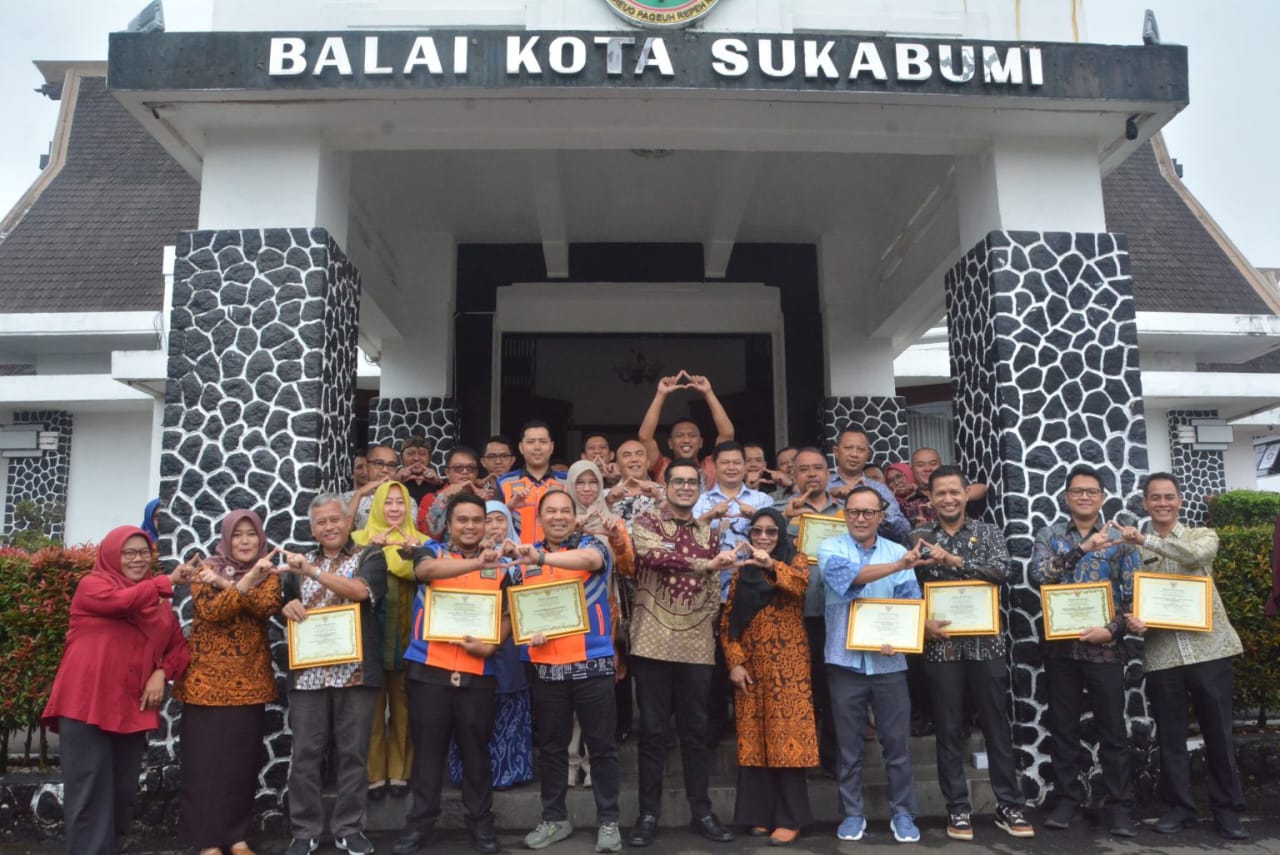 Berbagai perangkat daerah di Kota Sukabumi meraih penghargaan Wali Kota dalam Anugerah Pengelolaan Pengaduan SP4N Lapor 2025