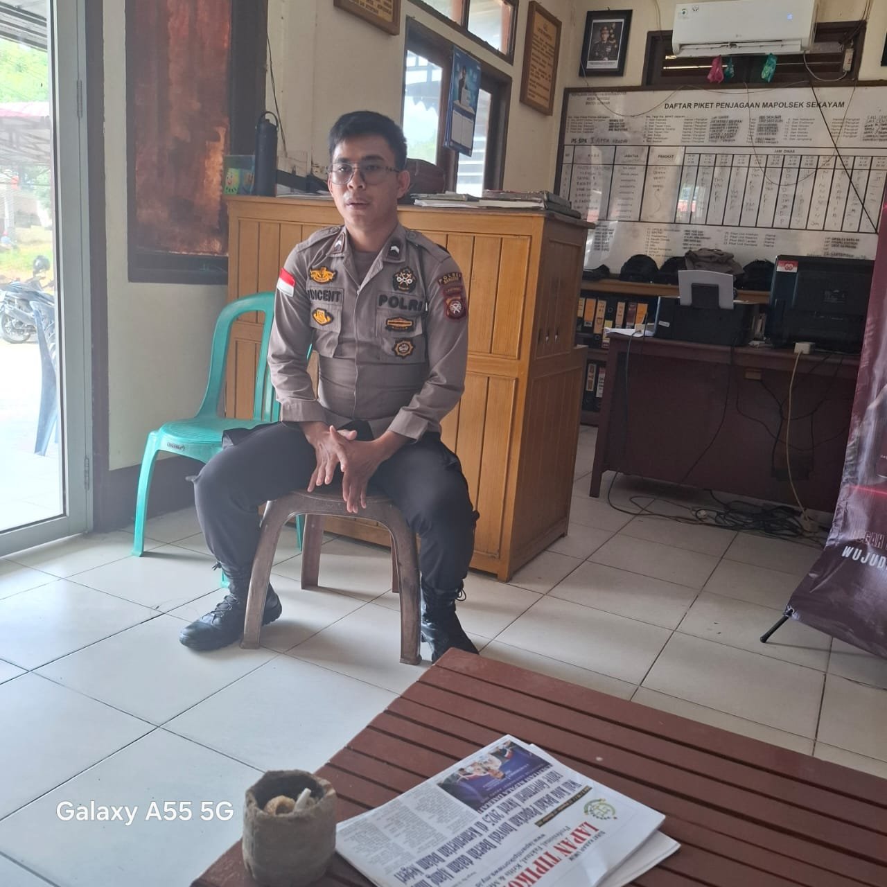 Petugas piket Polsek Sekayam, Bripda Vincent, saat menerima laporan dari awak media Harapan Rakyat Petugas piket Polsek Sekayam, Bripda Vincent, saat menerima laporan dari awak media Harapan Rakyat