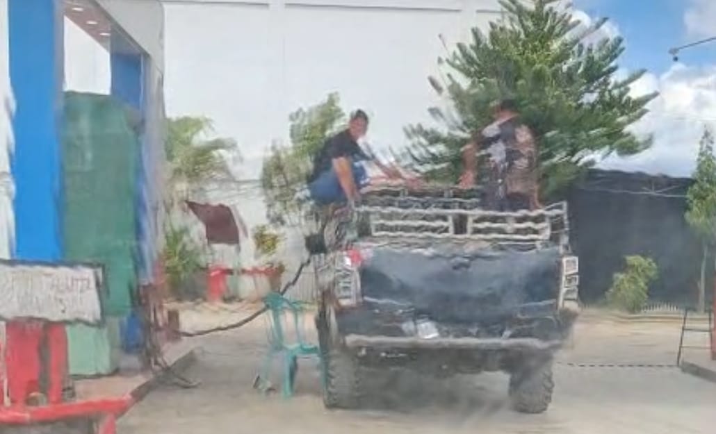 pengisian BBM pada kendaraan Mitsubishi Hilux KB 8684 AZ