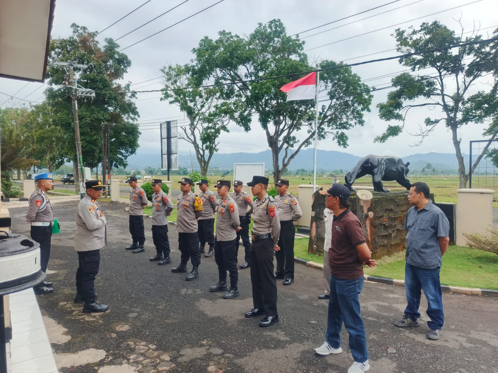 Polsek Cingambul melaksanakan apel pagi dan anev mingguan untuk meningkatkan kedisiplinan serta kesiapsiagaan anggota dalam menjaga kamtibmas.