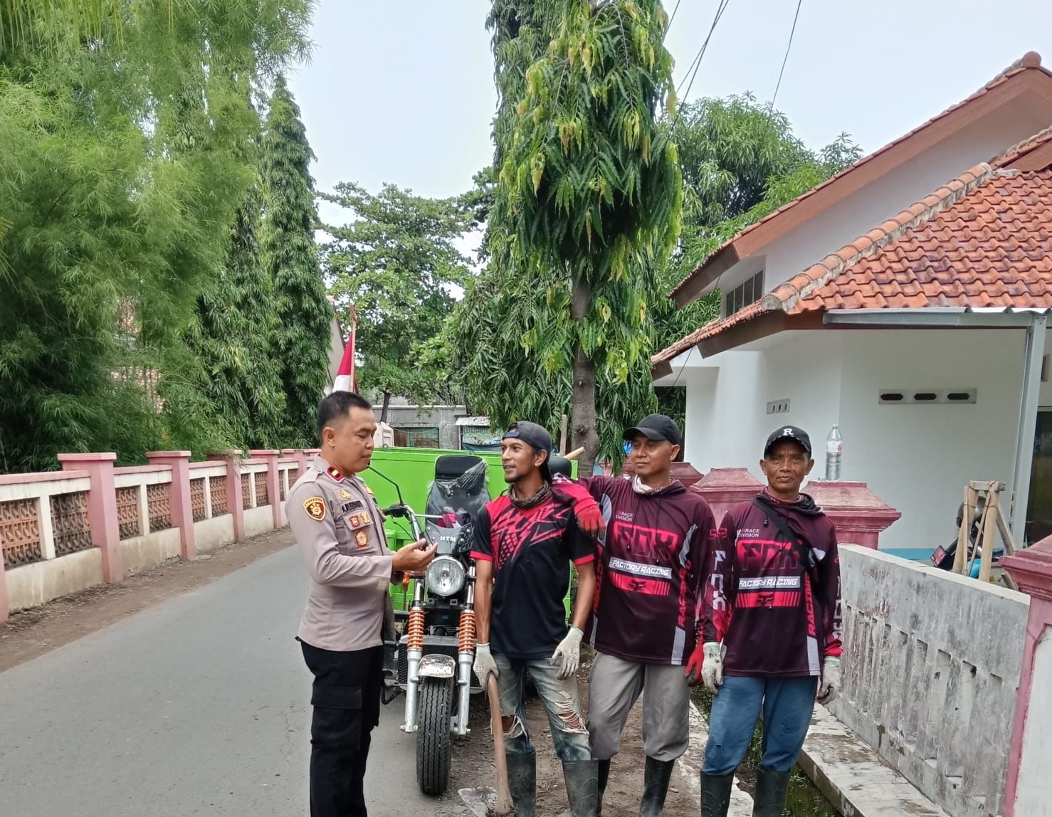 Polsek Kasokandel melaksanakan patroli silaturahmi untuk memperkuat komunikasi dengan warga,