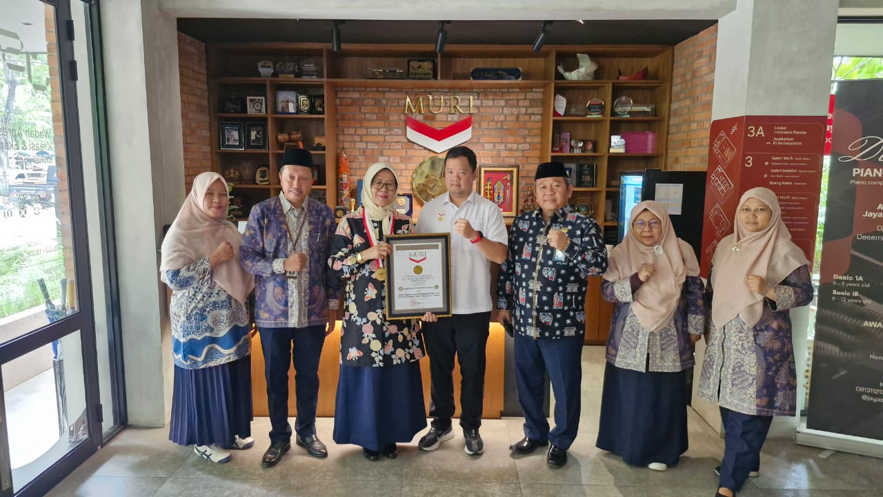 MAN 1 Jakarta meraih Rekor MURI atas kegiatan bakti sosial membersihkan rumah ibadah berbagai agama secara serentak