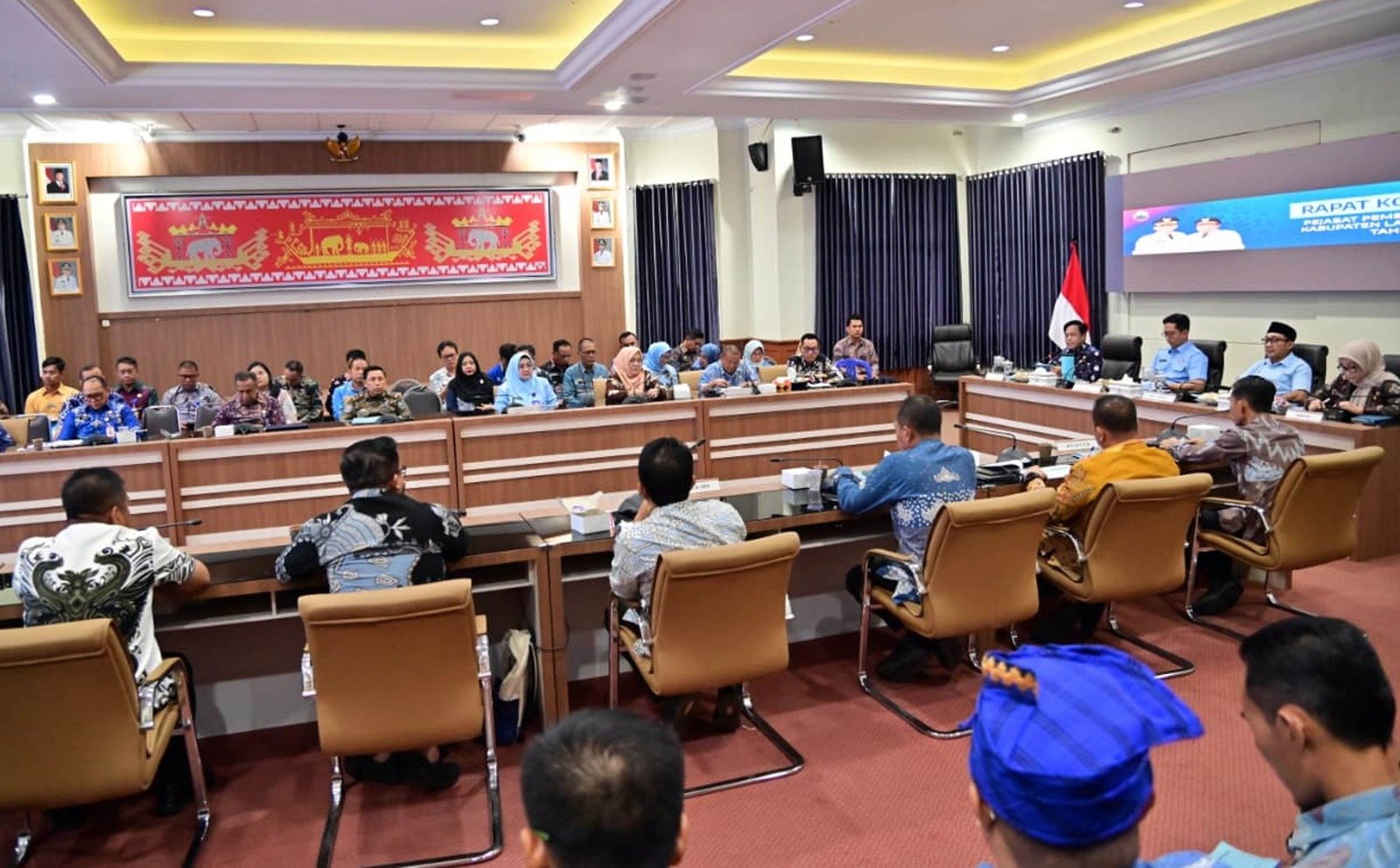 Rapat Koordinasi (Rakor) Bulanan Evaluasi Kinerja Pemerintah Daerah di Aula Krakatau, Kantor Bupati Lampung Selatan, Kamis (4/12/2025) Rapat Koordinasi (Rakor) Bulanan Evaluasi Kinerja Pemerintah Daerah di Aula Krakatau, Kantor Bupati Lampung Selatan, Kamis (4/12/2025)