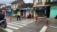 Satlantas Polsek Cikijing rutin melaksanakan gatur lalu lintas di depan SDN 1 Kasturi