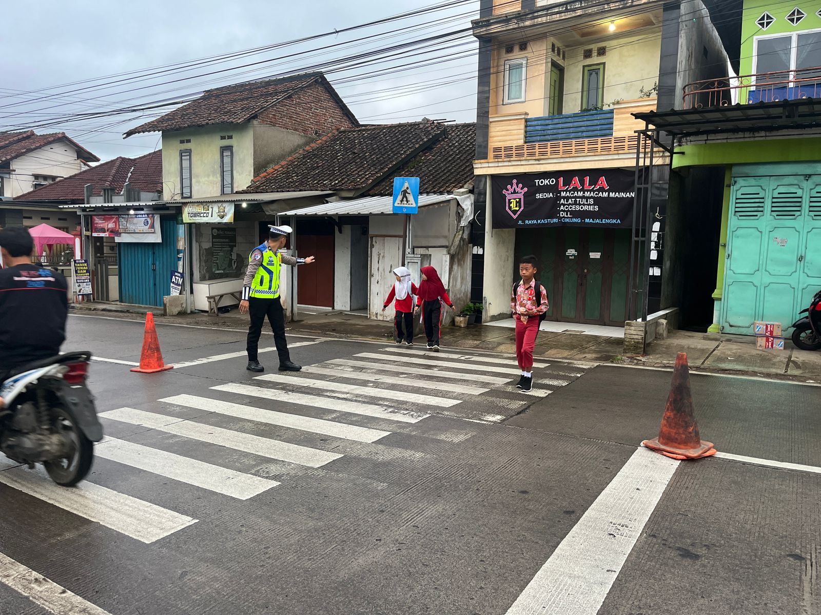 Satlantas Polsek Cikijing rutin melaksanakan gatur lalu lintas di depan SDN 1 Kasturi