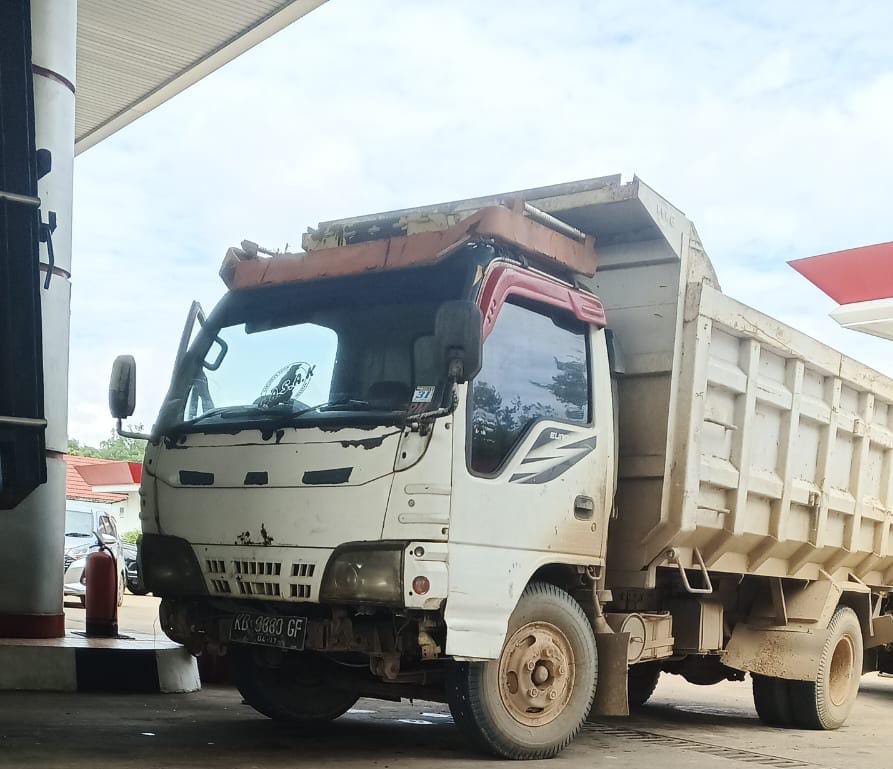 Asen diduga menggunakan delapan kendaraan setiap hari untuk menimbun solar subsidi di SPBU Simpang Ampar