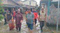 Wali Kota Pangkalpinang Prof. Udin meninjau warga terdampak banjir rob