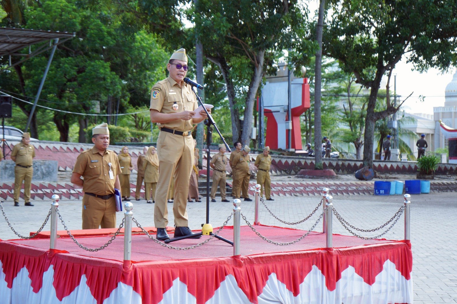 Staf Ahli Bupati Bidang Keuangan, Achmad Herry, memimpin apel mingguan di Lapangan Korpri, Kalianda, Senin (8/12/2025).