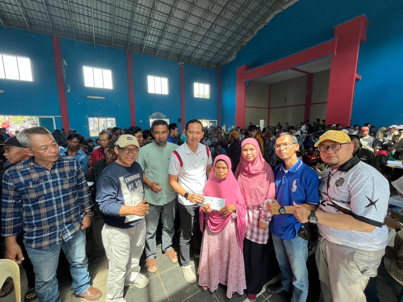 Pemkab Majalengka menyalurkan bantuan tunai DBHCT 2025 kepada 2.900 petani tembakau dan buruh pabrik rokok