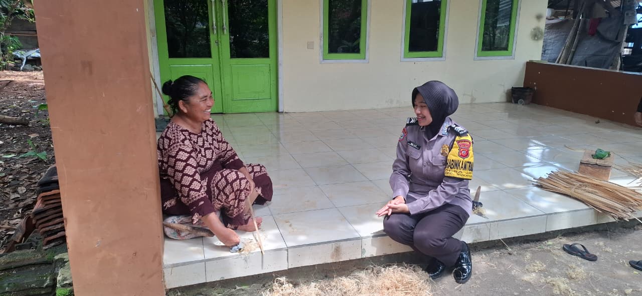 Brigadir Nia Sri Kusnindar melaksanakan sambang warga di Desa Jayi