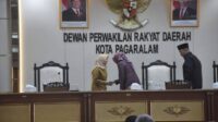Wakil Wali Kota Pagar Alam, Hj. Bertha, menghadiri Rapat Paripurna DPRD untuk membahas jawaban Wali Kota terkait Raperda 2025 dan pembentukan Pansus