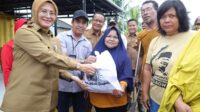 Pemkot Pangkalpinang bersama PT Timah menyalurkan 300 paket sembako untuk warga terdampak banjir rob di Opas Indah