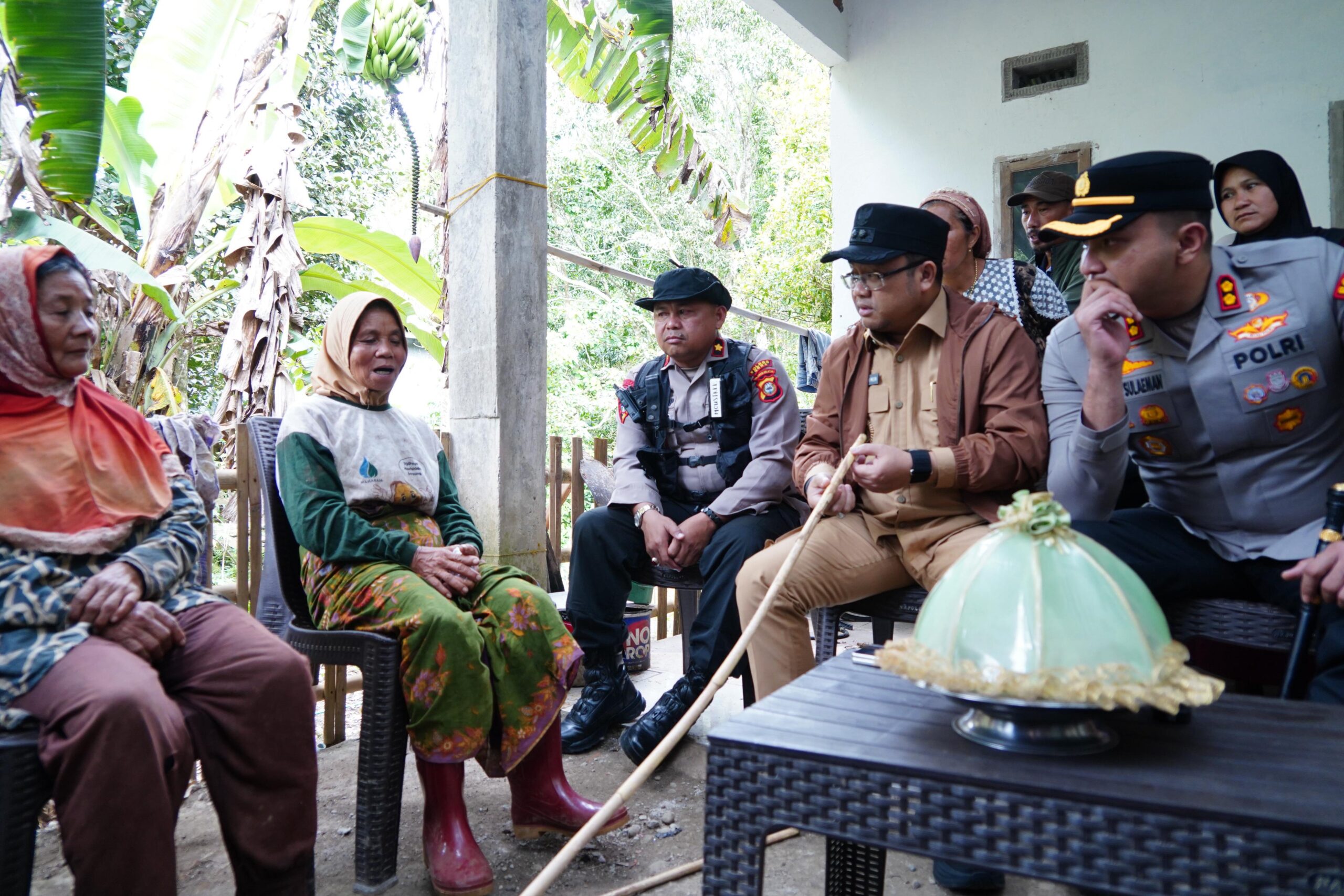 Wabup Gowa Darmawangsyah Muin menemui lima warga Bontolempangan yang ditemukan selamat setelah tersesat di Hutan Pinus Marenne.