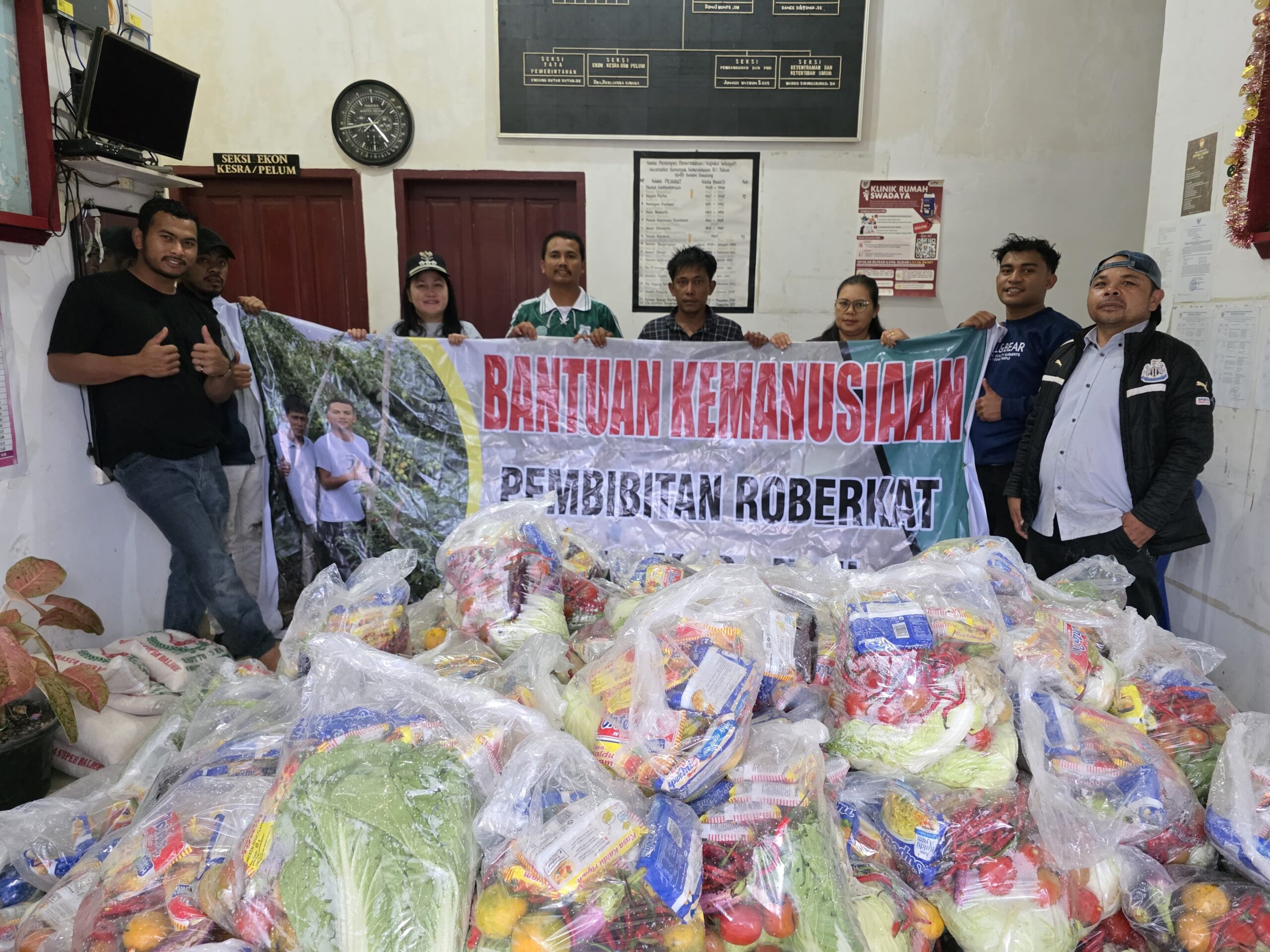 Solidaritas warga Pollung dan Doloksanggul melalui Pembibitan Roberkat dan Muda Tani menyalurkan bantuan untuk korban longsor Pakkat