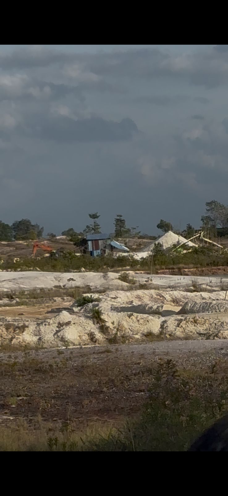 Tambang pasir CV. Sumber Pasir Jaya di Belitang Hilir diduga beroperasi menahun tanpa pengawasan.