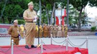 Plt Asisten Bidang Ekonomi dan Pembangunan Setdakab Lampung Selatan, Wahidin Amin, pemimpin apel mingguan di Lapangan Korpri, Kalianda, Senin (15/12/2025)