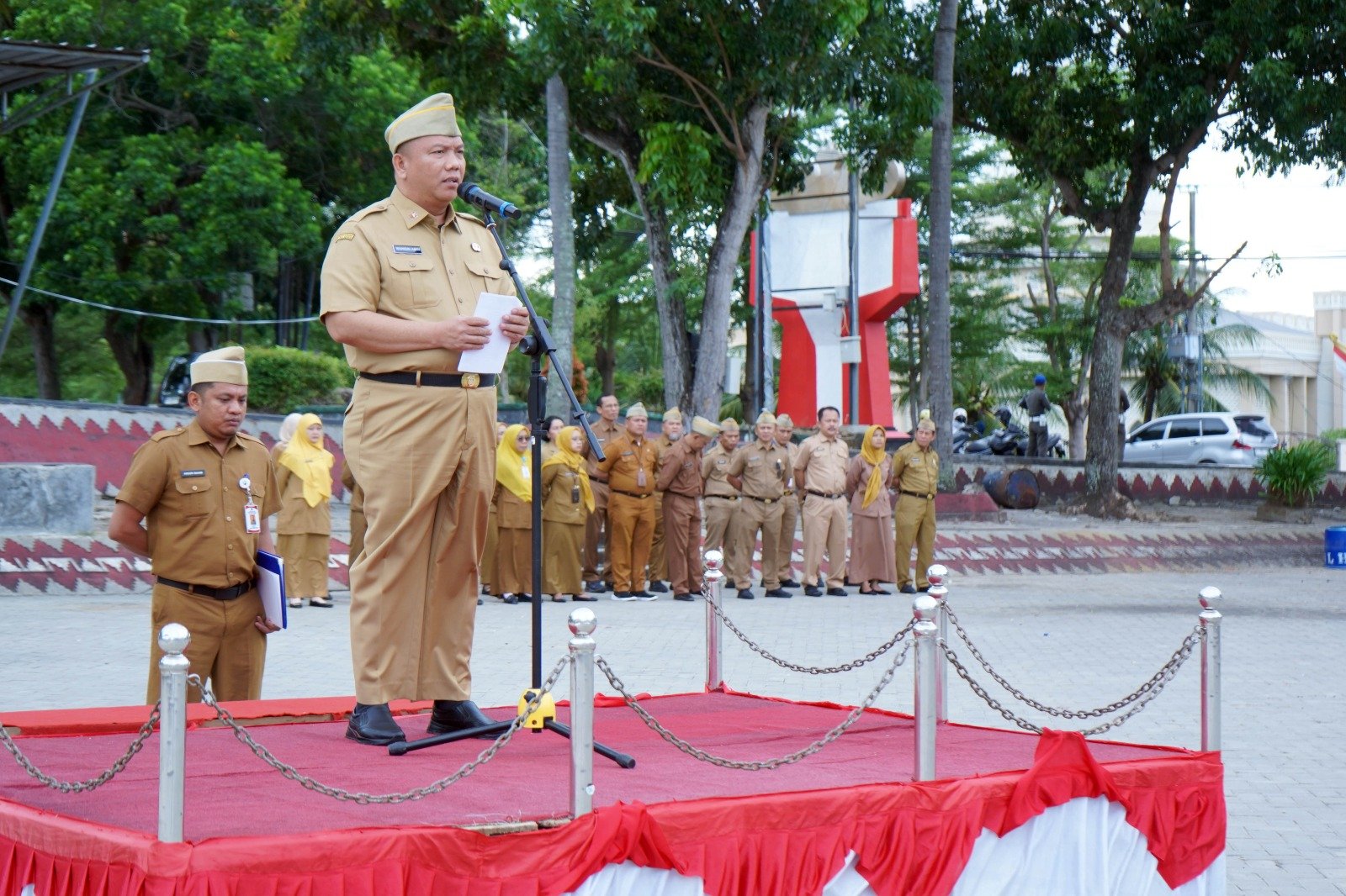 Plt Asisten Bidang Ekonomi dan Pembangunan Setdakab Lampung Selatan, Wahidin Amin, pemimpin apel mingguan di Lapangan Korpri, Kalianda, Senin (15/12/2025)