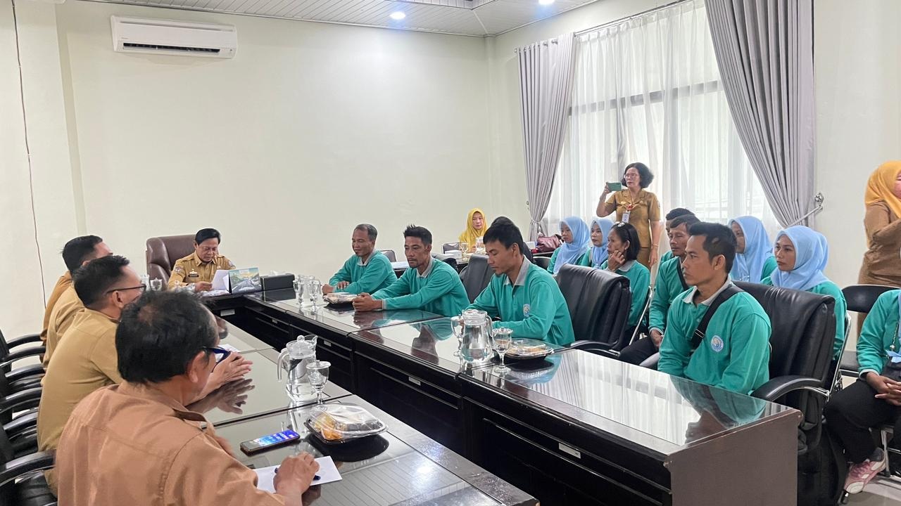 Sekda Lampung Selatan melepas enam KK calon transmigran ke Sulsel, Sulbar, dan Maluku Utara dengan pembekalan pelatihan dan uang saku.