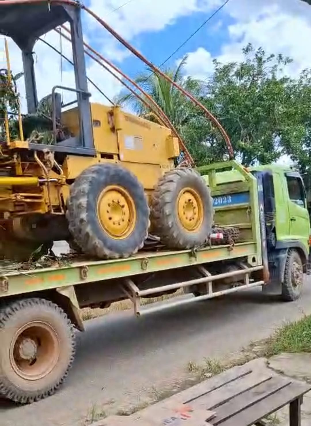 Truk Bermuatan Berat Diduga Jadi Penyebab Utama Kerusakan Jalan Desa Sebatih