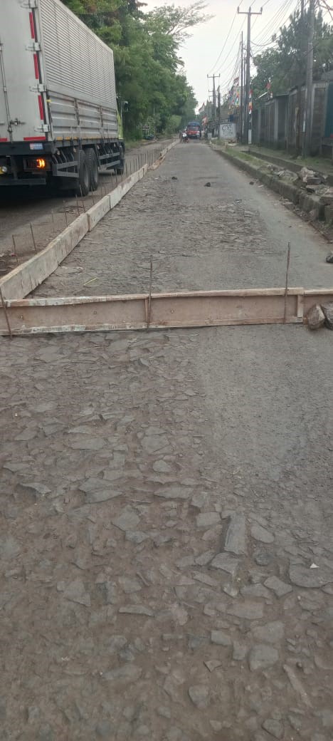 Hasil peninjauan lokasi menunjukkan adanya indikasi kuat bahwa pekerjaan tidak dilaksanakan sesuai spesifikasi kontrak