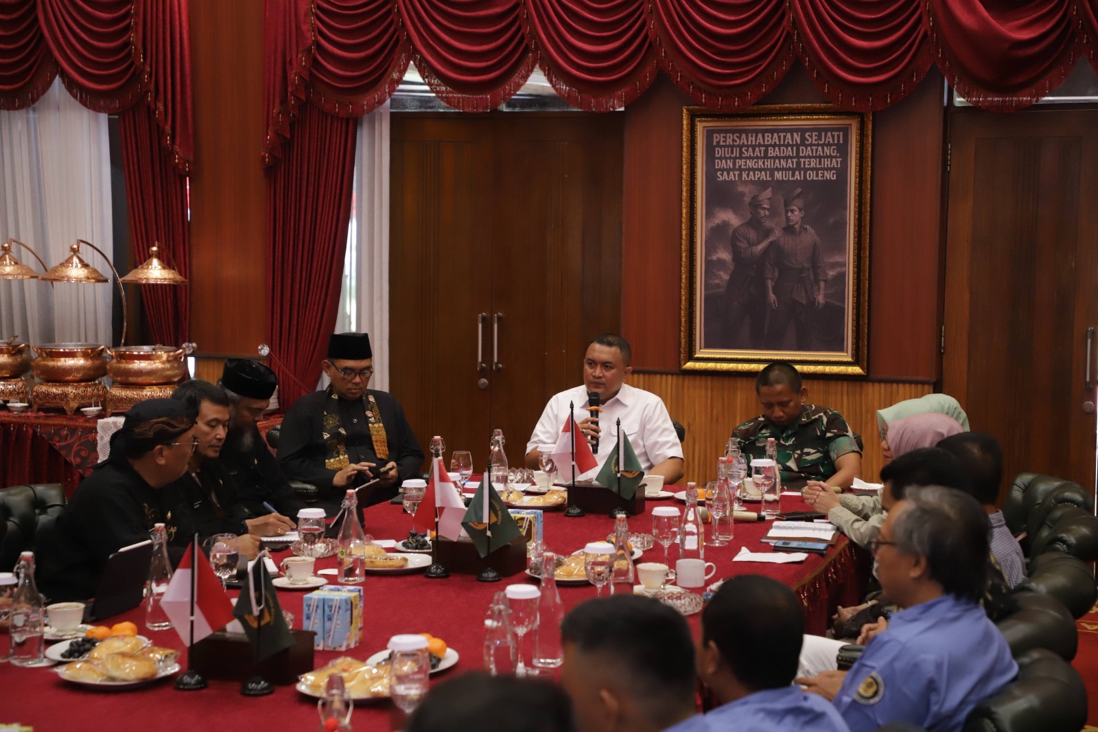 Pemerintah Kabupaten Bogor menyiapkan RPH berstandar tinggi dan bersertifikat halal untuk memperkuat keamanan pangan dan memastikan masyarakat mendapatkan daging yang berkualitas dan aman.