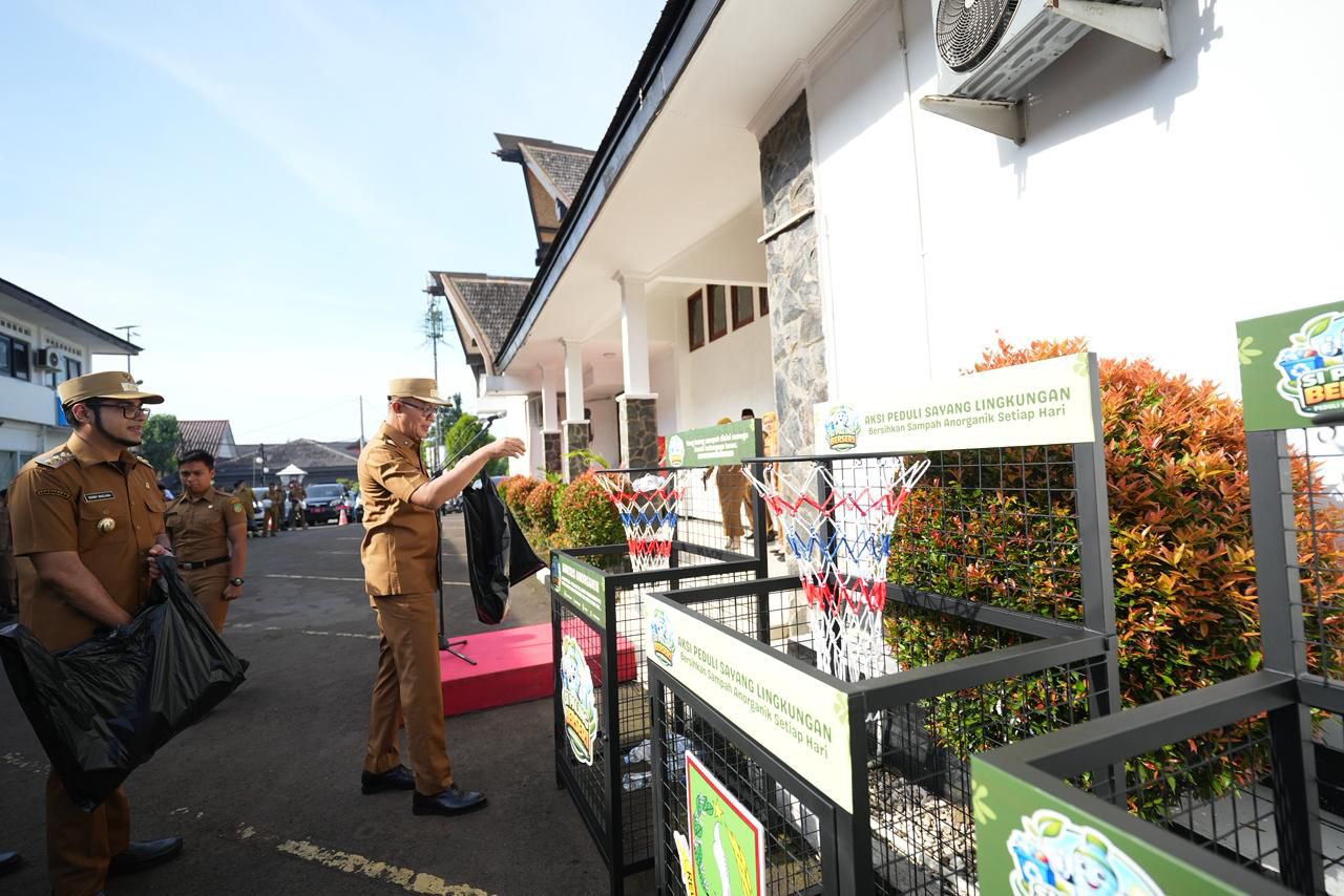 Wali Kota Sukabumi H. Ayep Zaki meluncurkan Bank Sampah Setda