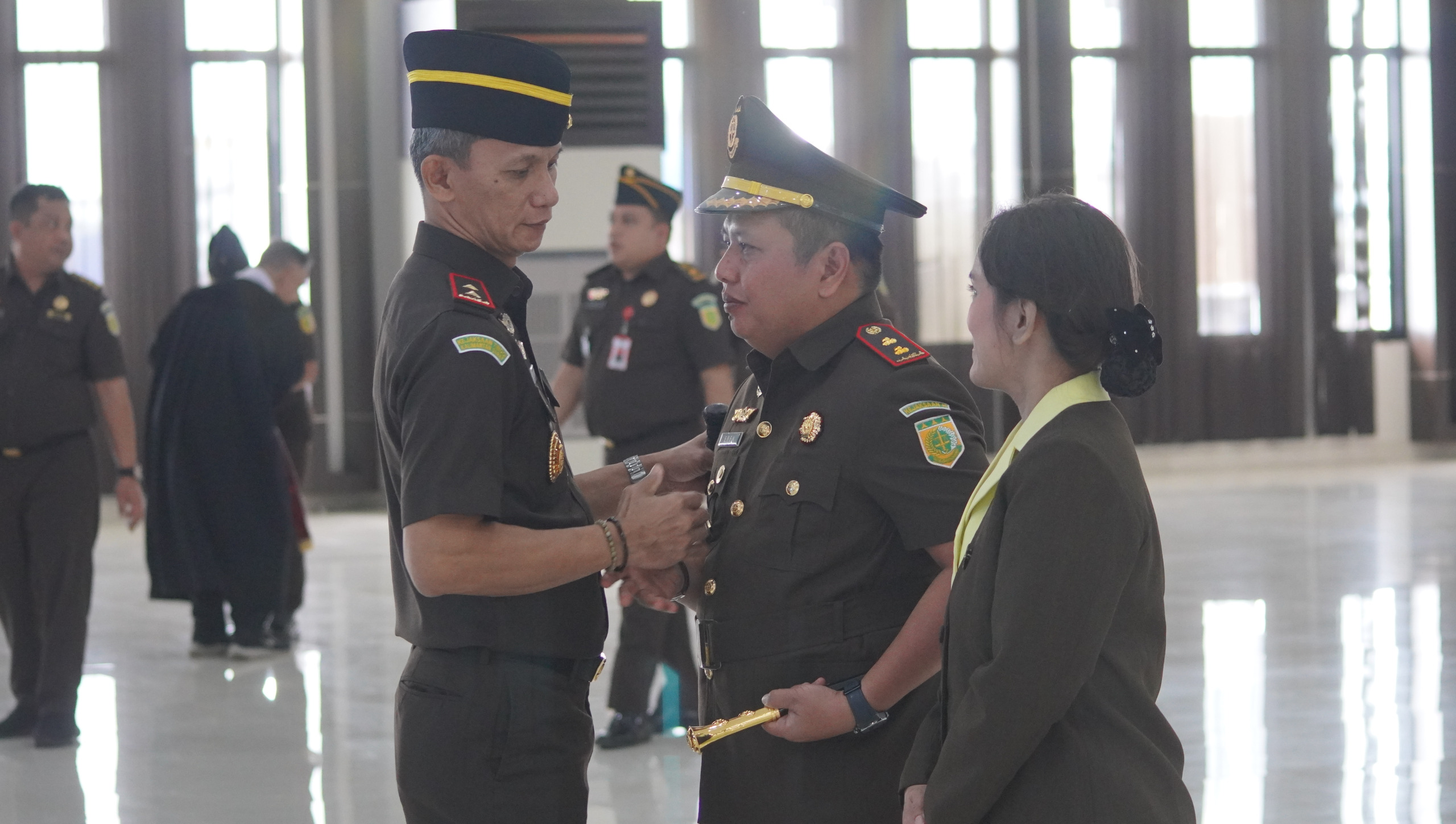 Kajati Kalbar, Dr. Emilwan Ridwan, resmi melantik Kajari Sanggau Eben Ezer Mangunsong.
