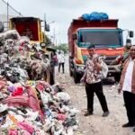Anggota DPRD DKI Jakarta, Hardiyanto Kenneth saat meninjau lokasi tumpukan sampah di Kecamatan Tambora, Jakarta Barat