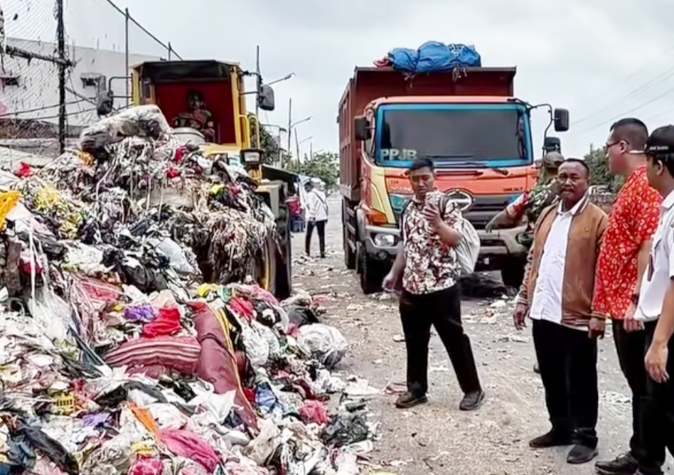 Anggota DPRD DKI Jakarta, Hardiyanto Kenneth saat meninjau lokasi tumpukan sampah di Kecamatan Tambora, Jakarta Barat