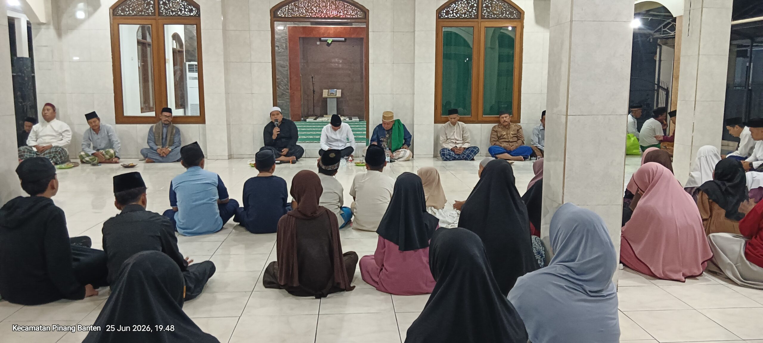 Lebaran Anak Yatim yang digelar di lingkungan RW 03 Gang Dukuh, Kelurahan Neroktog, Kecamatan Pinang, Kota Tangerang, Kamis (25/6/2026).