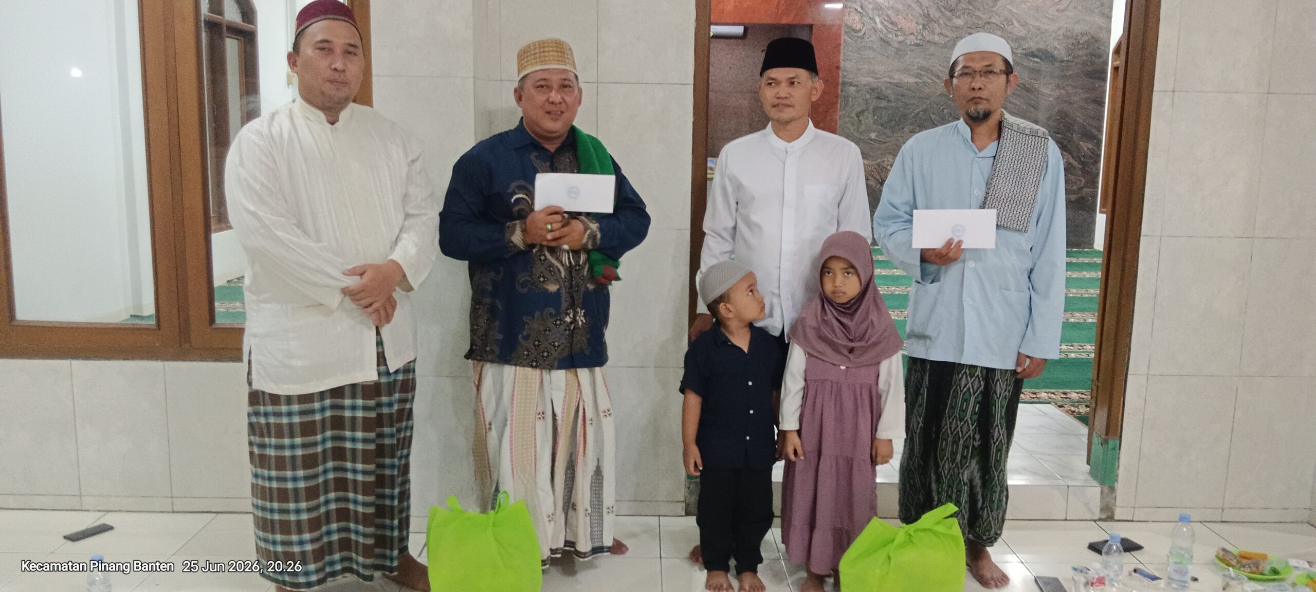 Lebaran Anak Yatim yang digelar di lingkungan RW 03 Gang Dukuh, Kelurahan Neroktog, Kecamatan Pinang, Kota Tangerang, Kamis (25/6/2026).